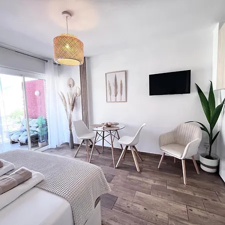 Style & Comfort In - Pool Available Seasonally Benalmádena