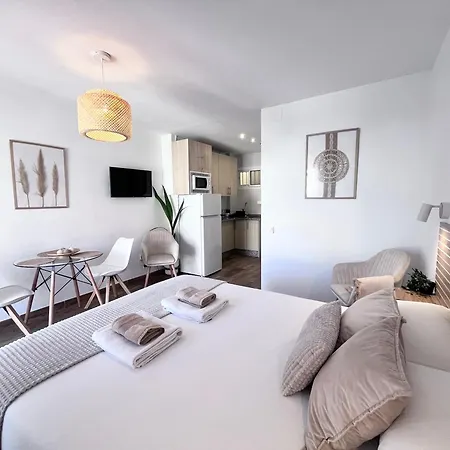 Style & Comfort In - Pool Available Seasonally Appartement