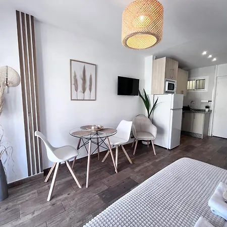 Style & Comfort In - Pool Available Seasonally Appartement *